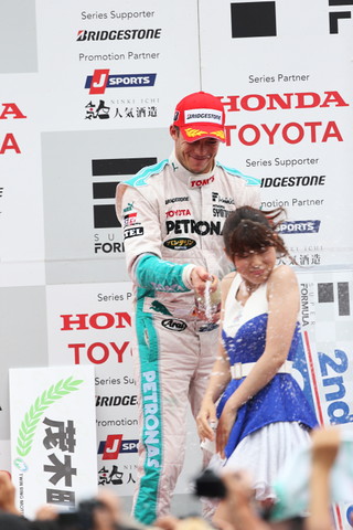 表彰式: シャンパン（スパークリング日本酒）ファイトは2位のアンドレ・ロッテラー