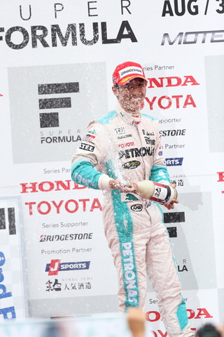 表彰式: シャンパン（スパークリング日本酒）ファイトは優勝の中嶋一貴