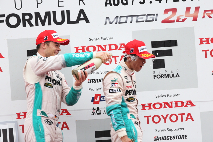 表彰式: シャンパン（スパークリング日本酒）ファイト