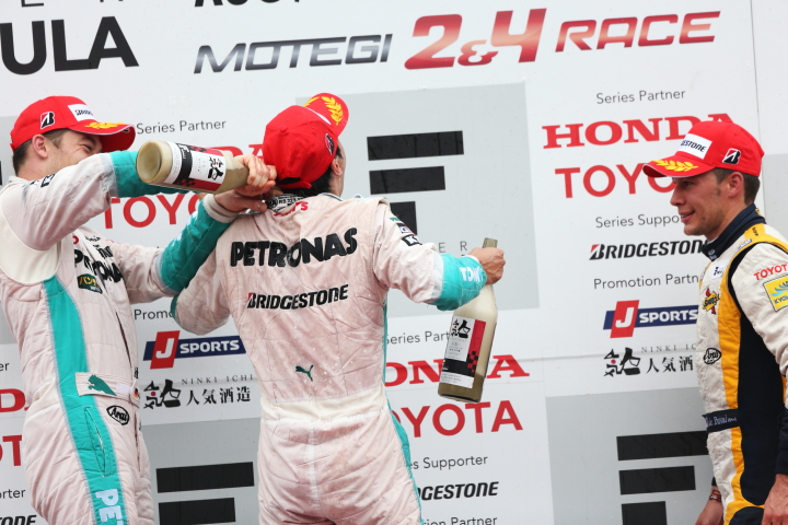 表彰式: シャンパン（スパークリング日本酒）ファイト