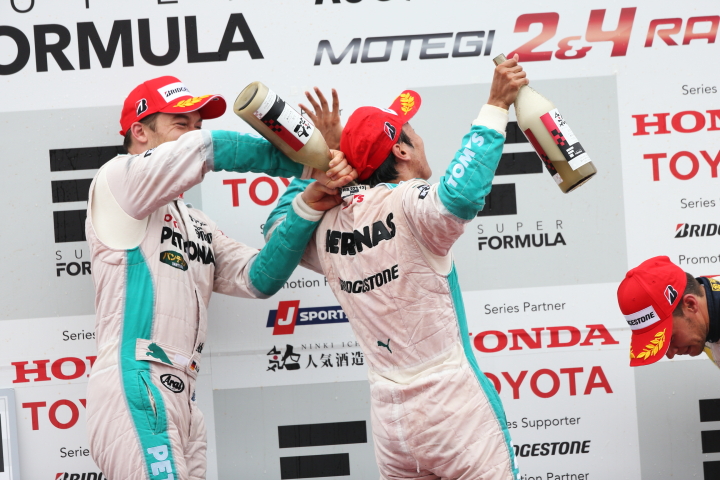 表彰式: シャンパン（スパークリング日本酒）ファイト