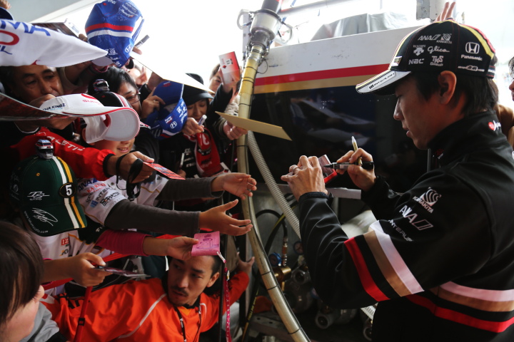 ピットウォーク: 佐藤琢磨（TEAM 無限）