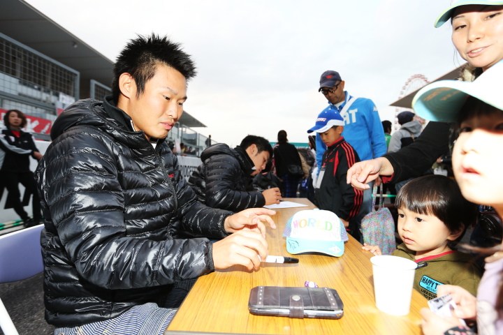 キッズピットウォーク: 塚越広大（HP REAL RACING）