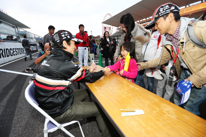 キッズピットウォーク: 佐藤琢磨（TEAM 無限）