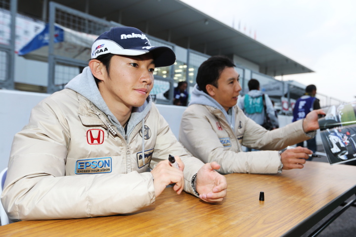 キッズピットウォーク: 中嶋大祐、小暮卓史（NAKAJIMA RACING）