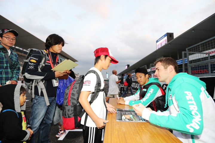 キッズピットウォーク: ジェームス･ロシター、中嶋一貴（PETRONAS TEAM TOM’S）