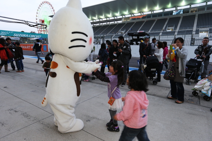 キッズピットウォーク: ゆるキャラとファンの子供たち