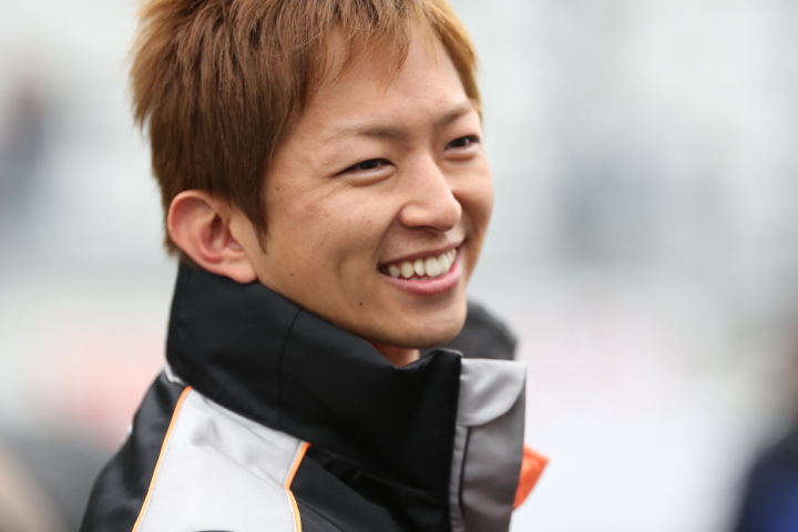 決勝レース1: 平手晃平（P.MU/CERUMO·INGING）