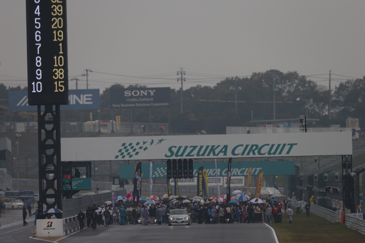 決勝レース1: グリッドウォークは大盛況