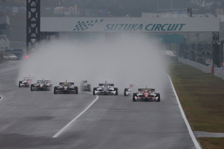 決勝レース1: 雨の中20周の決勝レースがスタートした