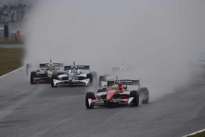 決勝レース1: 雨の中20周の決勝レースがスタートした