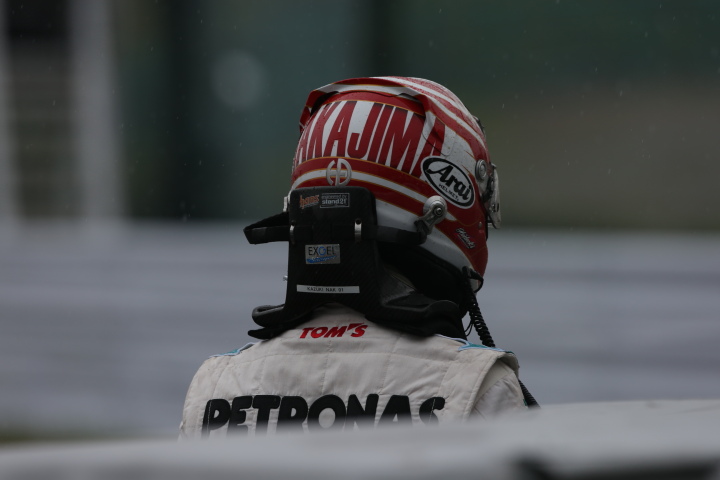 決勝レース1: オープニングラップの1コーナーでリタイアした中嶋一貴（PETRONAS TEAM TOM’S）