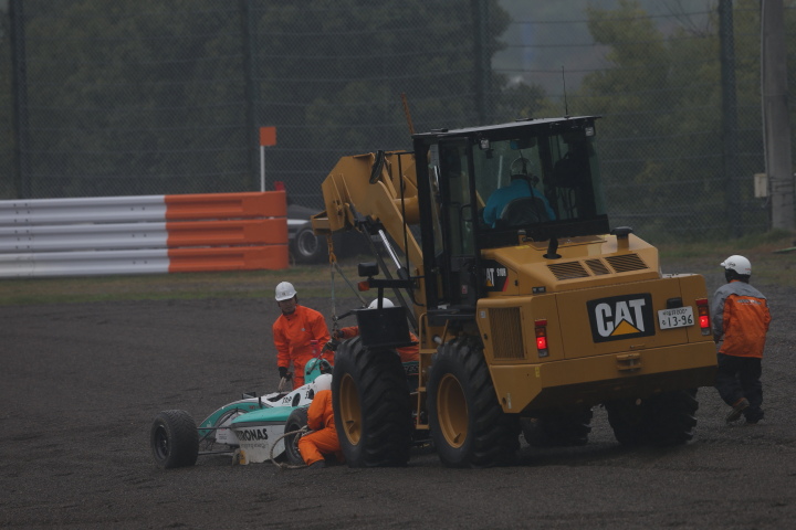 決勝レース1: オープニングラップの1コーナーでリタイアした中嶋一貴（PETRONAS TEAM TOM’S）