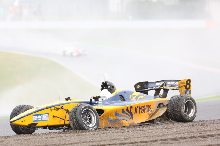 決勝レース1: オープニングラップの1コーナーでリタイアしたアンドレア・カルダレッリ（KYGNUS SUNOCO Team LeMans）