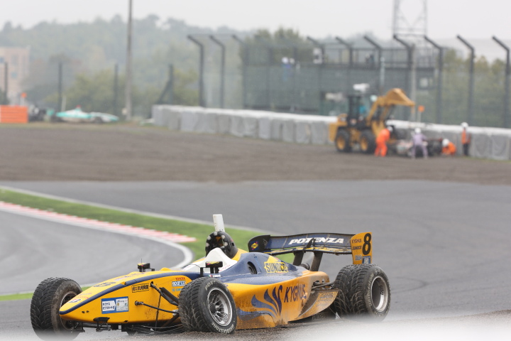 決勝レース1: オープニングラップの1コーナーでリタイアしたアンドレア・カルダレッリ（KYGNUS SUNOCO Team LeMans）