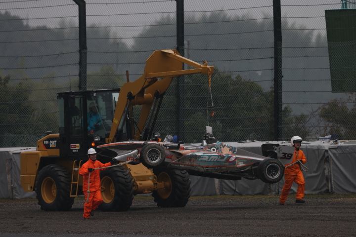 決勝レース1: オープニングラップの1コーナーでリタイアした国本雄資（P.MU/CERUMO·INGING）