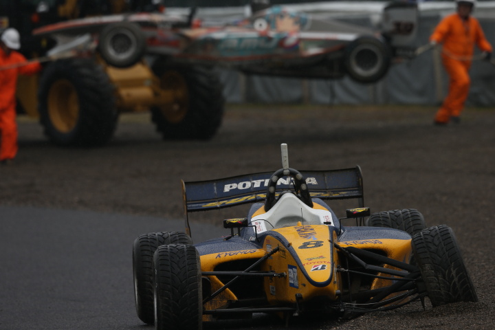 決勝レース1: オープニングラップの1コーナーでリタイアしたアンドレア・カルダレッリ（KYGNUS SUNOCO Team LeMans）