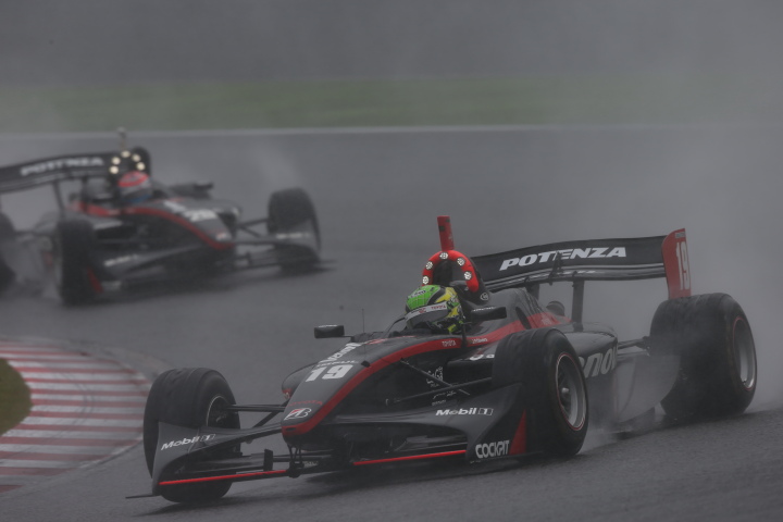 決勝レース1: ジョアオ・パオロ・デ・オリベイラ（Lenovo TEAM IMPUL）