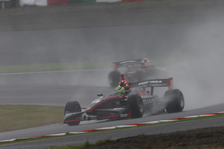 決勝レース1: ジョアオ・パオロ・デ・オリベイラ（Lenovo TEAM IMPUL）