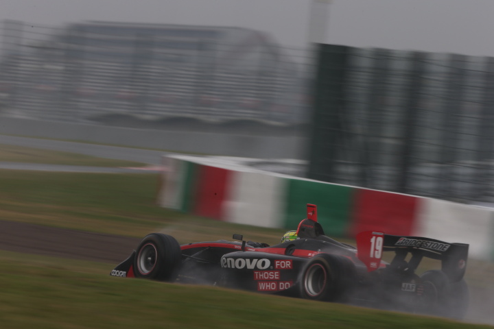 決勝レース1: ジョアオ・パオロ・デ・オリベイラ（Lenovo TEAM IMPUL）