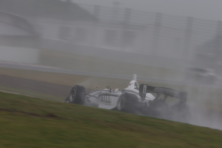 決勝レース1: 中山友貴（HP REAL RACING）