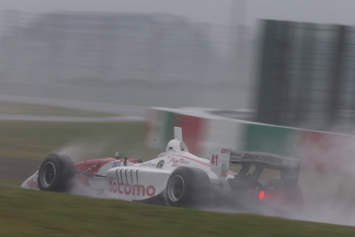 決勝レース1: 武藤英紀（DOCOMO TEAM DANDELION RACING）