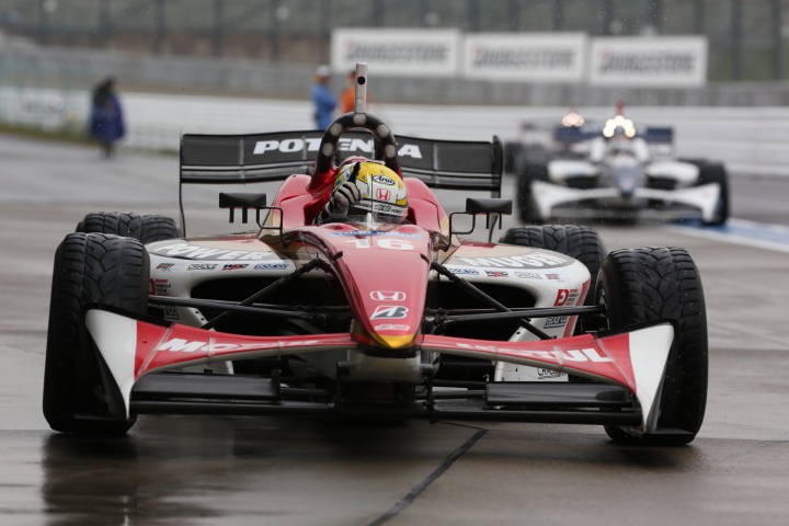 決勝レース1: 優勝した山本尚貴（TEAM 無限）