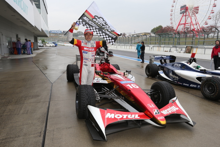 決勝レース1: 優勝した山本尚貴（TEAM 無限）