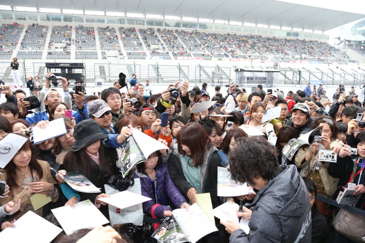 ピットウォーク: サインをする近藤真彦監督（KONDO RACING）