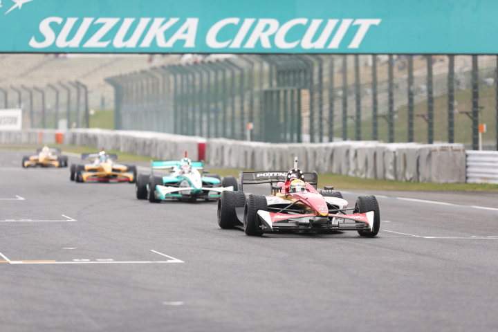 決勝レース2: スターティンググリッドに向かう各マシン