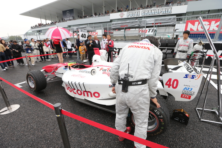 決勝レース2: 伊沢拓也（DOCOMO TEAM DANDELION RACING）