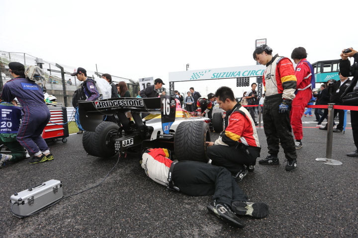 決勝レース2: 車高調整を行う山本尚貴（TEAM 無限）のマシン