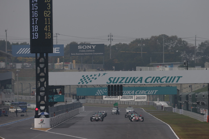 決勝レース2: 全車グリッドに整列