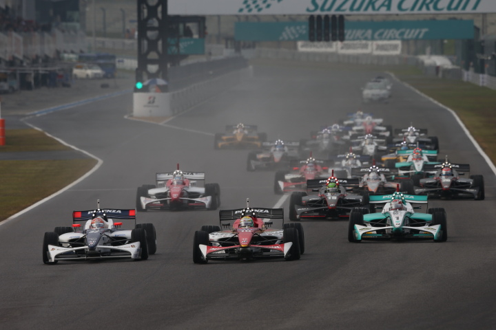 決勝レース2: 雨も上がり28周の決勝レースがスタートした