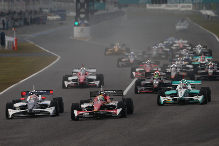 決勝レース2: 雨も上がり28周の決勝レースがスタートした