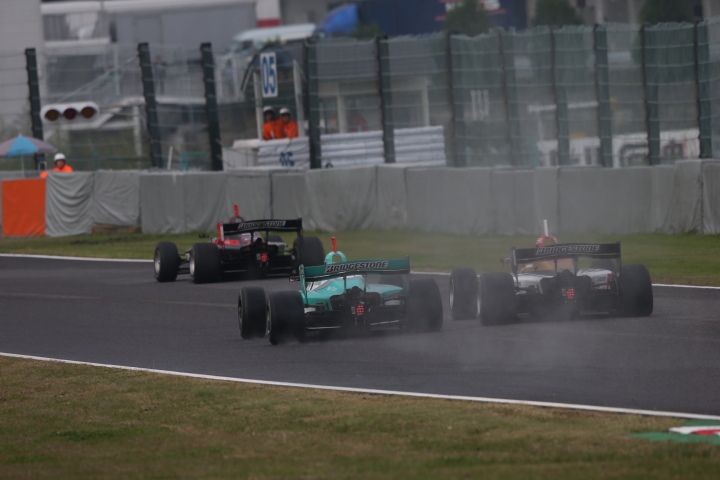 決勝レース2: ジョアオ・パオロ・デ・オリベイラと中嶋一貴にパスされた山本尚貴