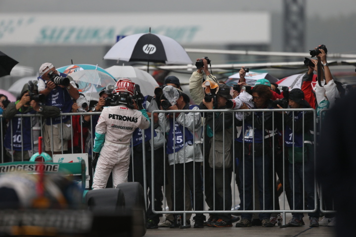 決勝レース2: 優勝した中嶋一貴（PETRONAS TEAM TOM’S）