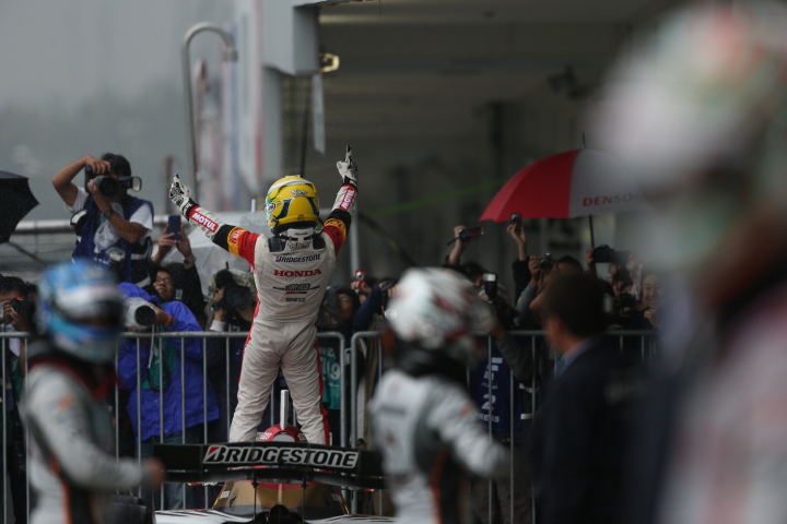 決勝レース2: 3位に入り年間王者を決めた山本尚貴（TEAM 無限）