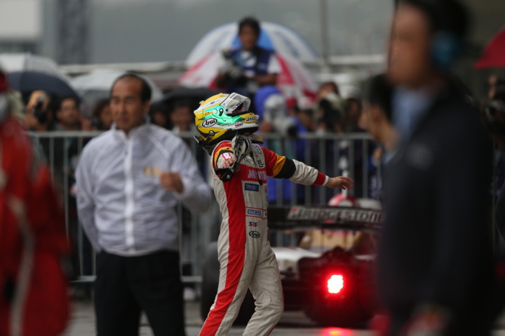 決勝レース2: 3位に入り年間王者を決めた山本尚貴（TEAM 無限）