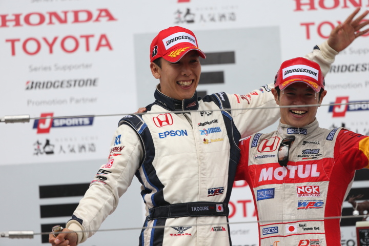 決勝レース2: 2位の小暮卓史と3位の山本尚貴