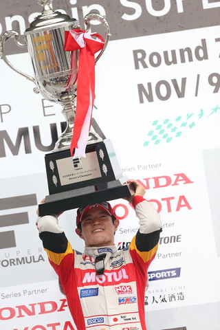 ドライバーズチャンピオン表彰式: 年間王者に輝いた山本尚貴（TEAM 無限）