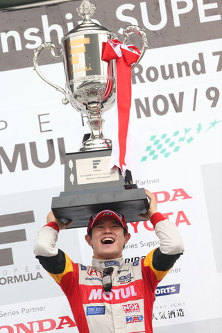 ドライバーズチャンピオン表彰式: 年間王者に輝いた山本尚貴（TEAM 無限）