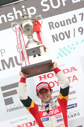 ドライバーズチャンピオン表彰式: 年間王者に輝いた山本尚貴（TEAM 無限）