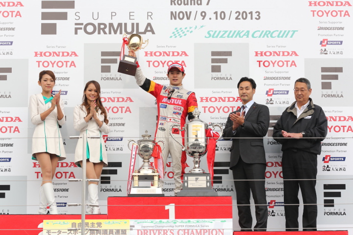 ドライバーズチャンピオン表彰式: 年間王者に輝いた山本尚貴（TEAM 無限）