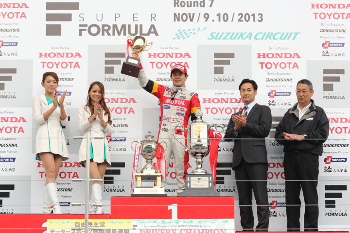 ドライバーズチャンピオン表彰式: 年間王者に輝いた山本尚貴（TEAM 無限）