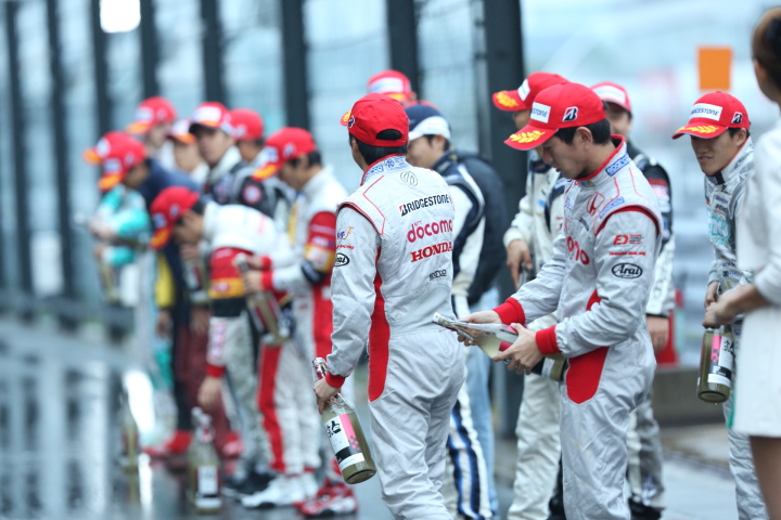 グランドフィナーレ: グランドスタンド前に整列したドライバーたち