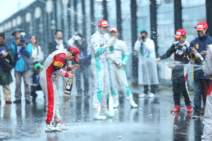 グランドフィナーレ: シャンパンファイト