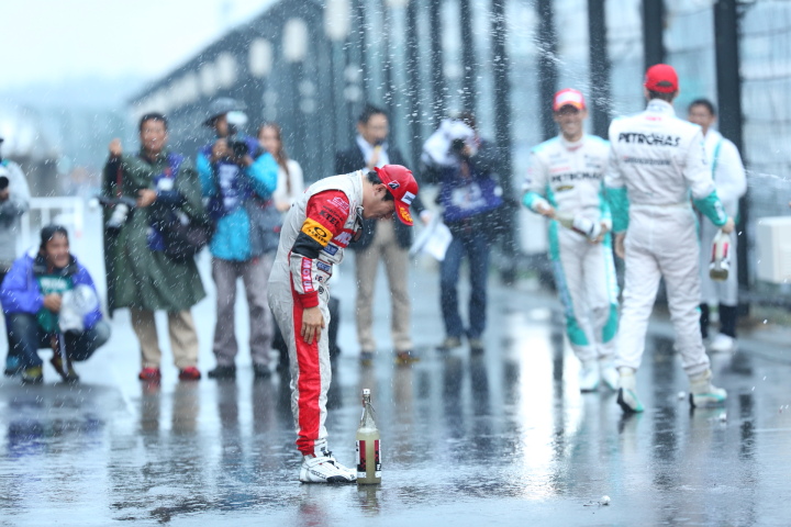 グランドフィナーレ: シャンパンファイト