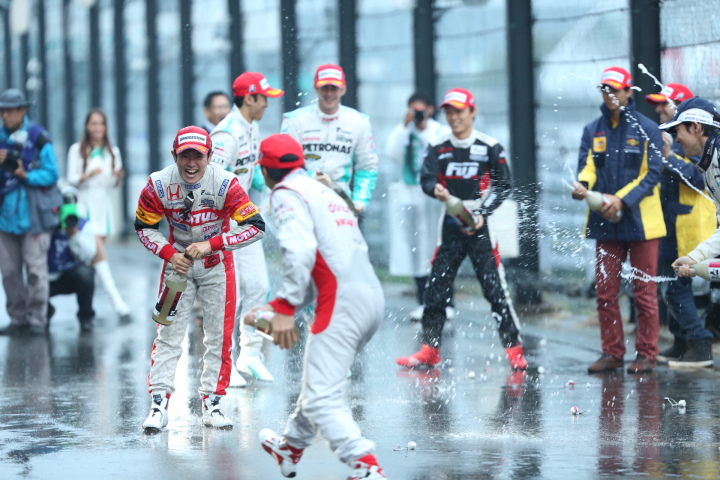 グランドフィナーレ: シャンパンファイト