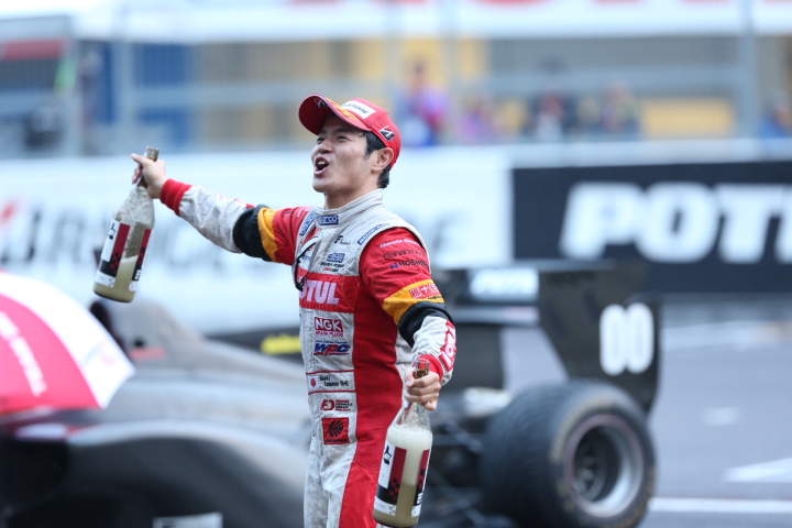 グランドフィナーレ: シャンパンファイト